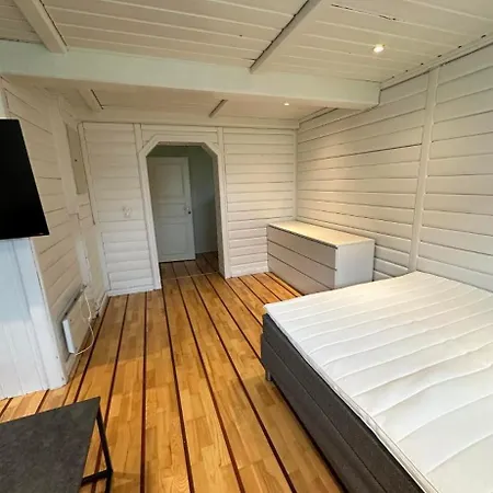 게스트하우스 Private With Shared Amenities, Lofoten