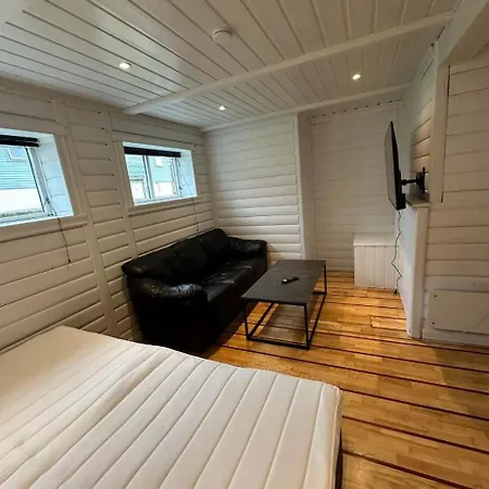 Private With Shared Amenities, Lofoten 3*