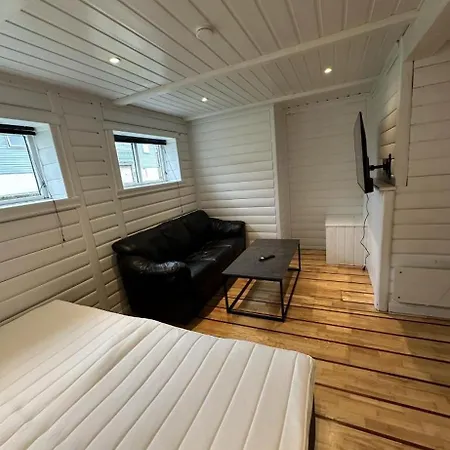Private With Shared Amenities, Lofoten Penzion